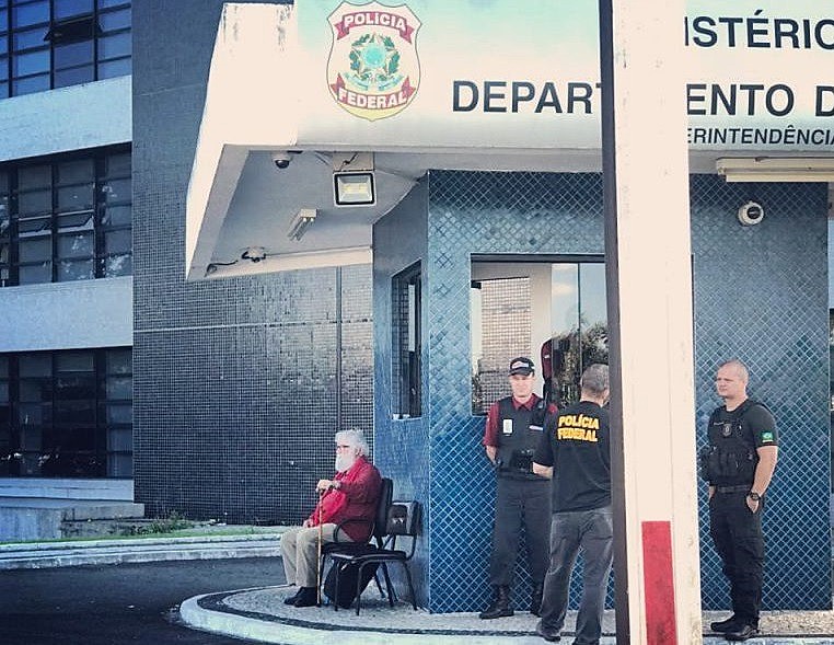 Teólogo e amigo de Lula Leonardo Boff espera na frente da PF de Curitiba para visitá-lo no dia 19 de abril de 2018 ; a visita foi negada