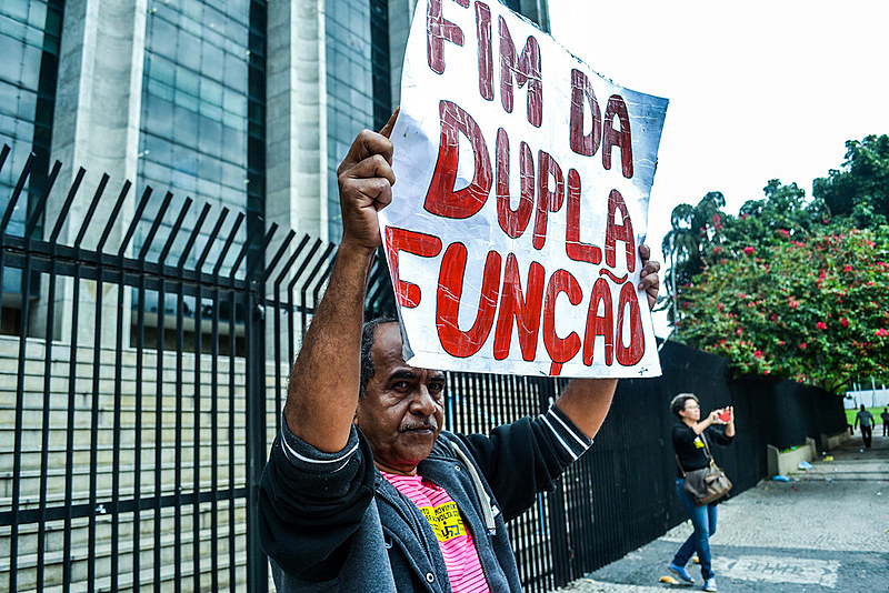 Motoristas, usuários e ex-cobradores denunciam o descumprimento da legislação municipal