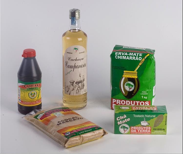 Além do leite, a cooperativa produz cana-de-açúcar, da qual são feitos melado, cachaça e açúcar mascavo