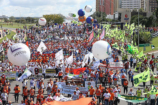 Organizers estimate 150,000 protesters in Brasilia are demanding direct elections