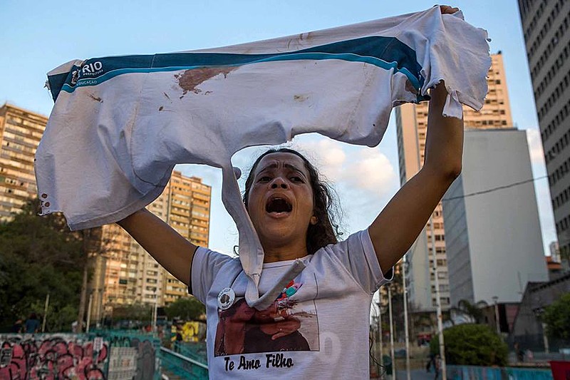 Bruna da Silva, mãe de Marcus Vinicius, estudante de 14 anos morto com um tiro na barriga após operação policial e do exército no RJ