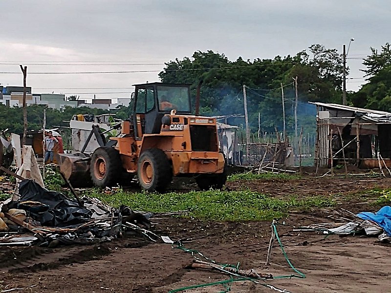 Tratores destruindo as casas das pessoas