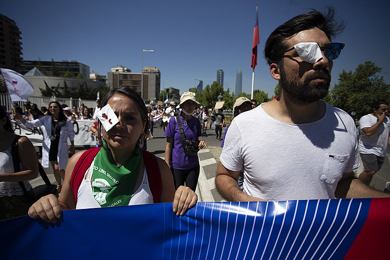 Chilenos durante protesto usaram curativos nos olhos em referência aos 177 casos de lesões oculares