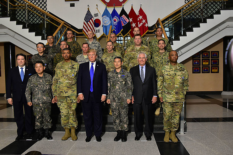 Donald Trump com as tropas dos EUA e da República da Coréia em Camp Humphreys