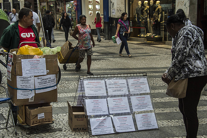 Entre 2016 e 2017, a taxa de desemprego entre os negros, nas cidades que compõem a região metropolitana de São Paulo, cresceu 7,21%