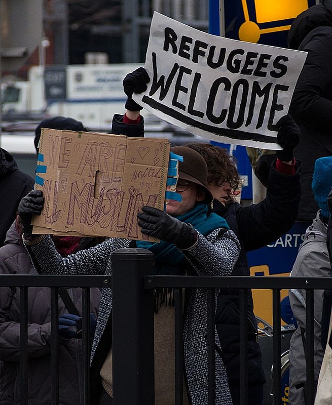 Manifestantes protestam em frente ao aeroporto JFK, em Nova Iorque