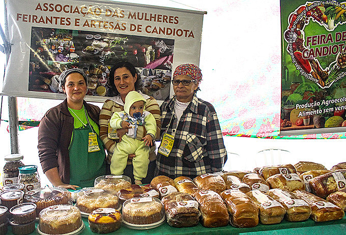 Representantes da associação de mulheres de Candiota comercializaram seus produtos na Feicoop e EcoSol
