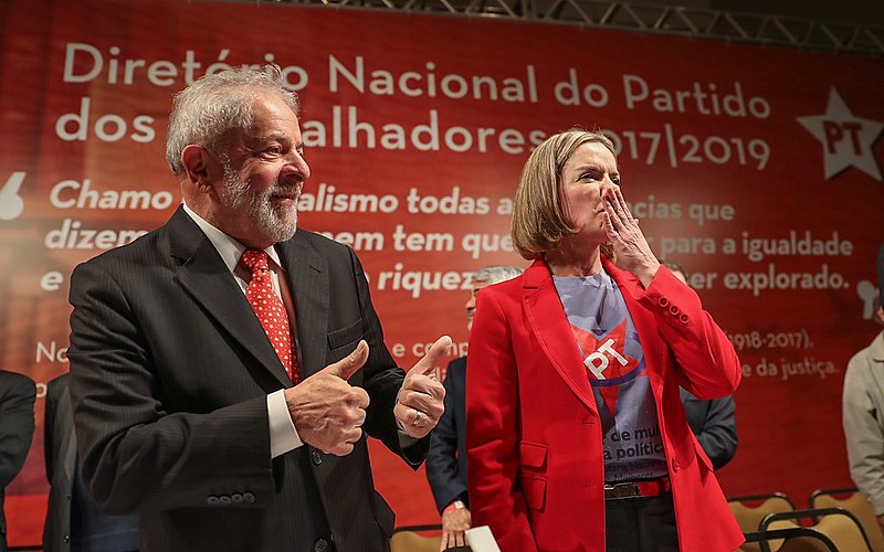 O ex-presidente Luís Inácio Lula da Silva e a nova presidenta do Partido dos Trabalhadores, Gleisi Hoffmann