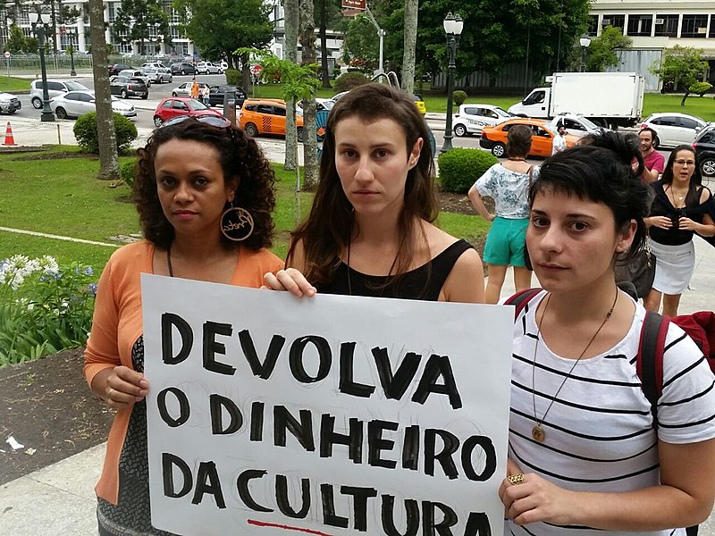 Cléo Cavalcanti, Fernanda Perondi e Renata Roel participaram do ato desta quinta-feira (8) em frente à Prefeitura