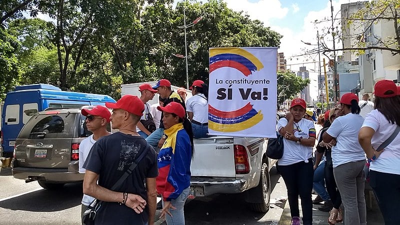 Chavistas em frente ao Liceo Andrés Bello, na praça Carabobo, em Caracas