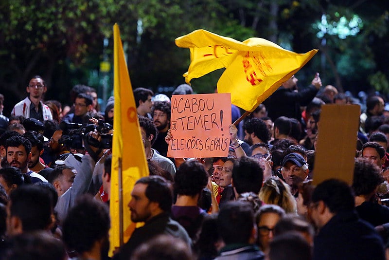 Manifestantes fecham as duas vias da avenida Paulista pedindo eleições já depois das divulgações de corrupção envolvendo o presidente