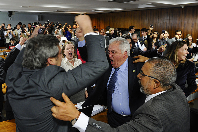 Senadores Lindbergh Farias (PT-RJ), Otto Alencar (PSD-BA), Paulo Paim (PT-RS) e Gleisi Hoffmann (PT-PR), após reforma ser rejeitada na CAS