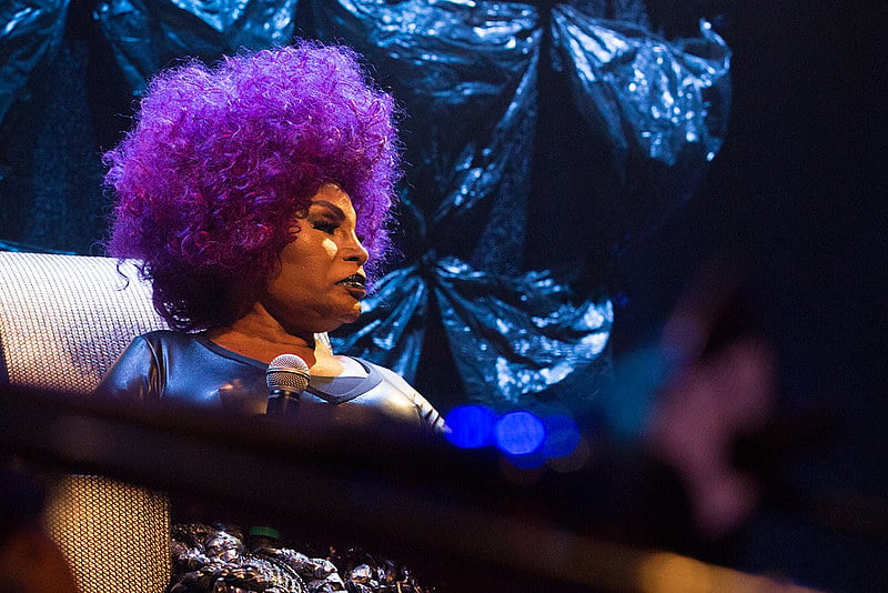 Cantora durante show A Mulher do Fim do Mundo