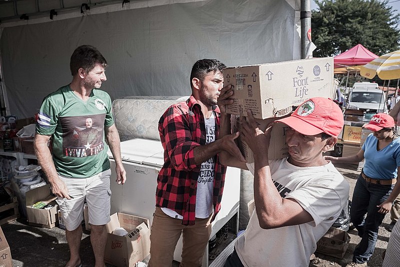 Acampados montaram uma tenda para recebimento de materiais de higiene e alimentos não perecíveis