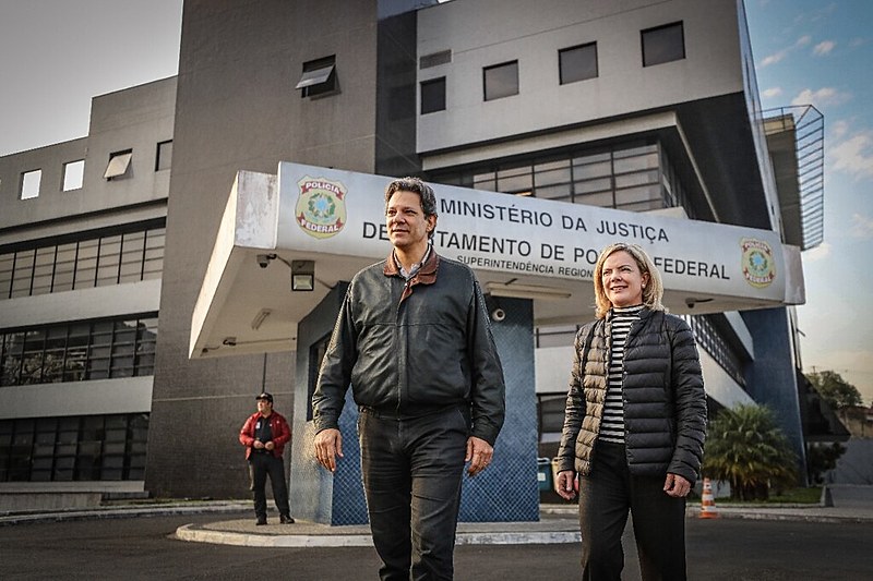 Haddad é o candidato a vice e será o porta-voz de Lula onde ele estiver impossibilitado de estar