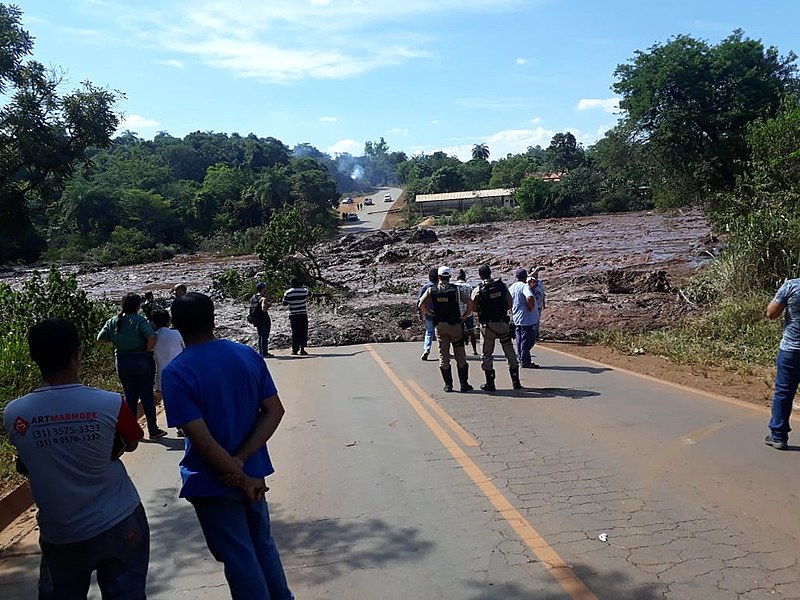 Rompimento da barragem de Brumadinho (MG) deixou população em alerta e provocou evacuação de bairros