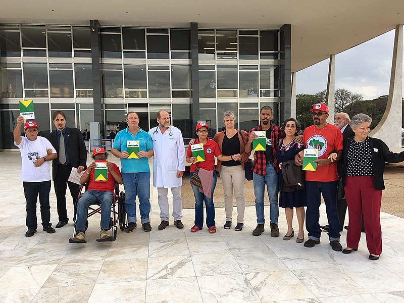 Grevistas e acompanhantes em frente ao STF durante chegada para audiência com Levandowski nesta quinta (9)