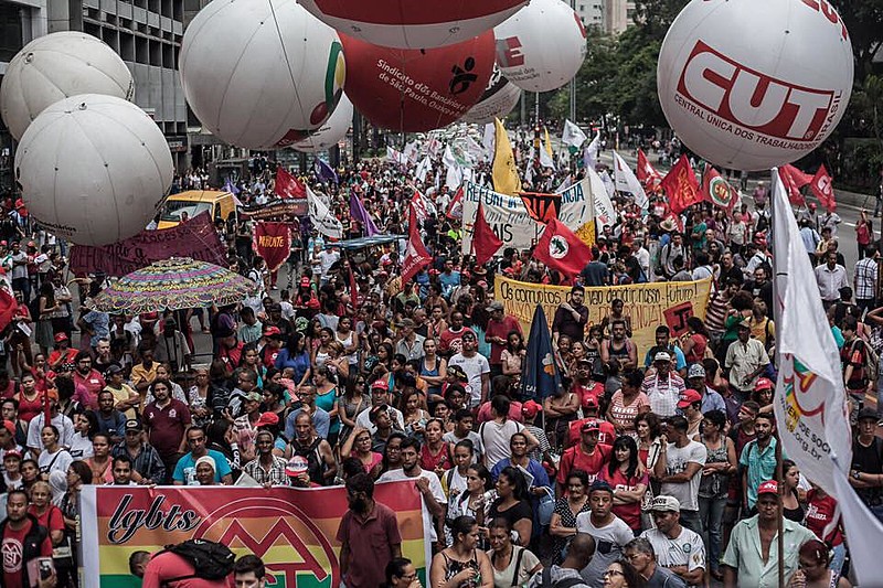 Cerca de 2 mil manifestantes marcharam pela Avenida Paulista nesta terça (5)