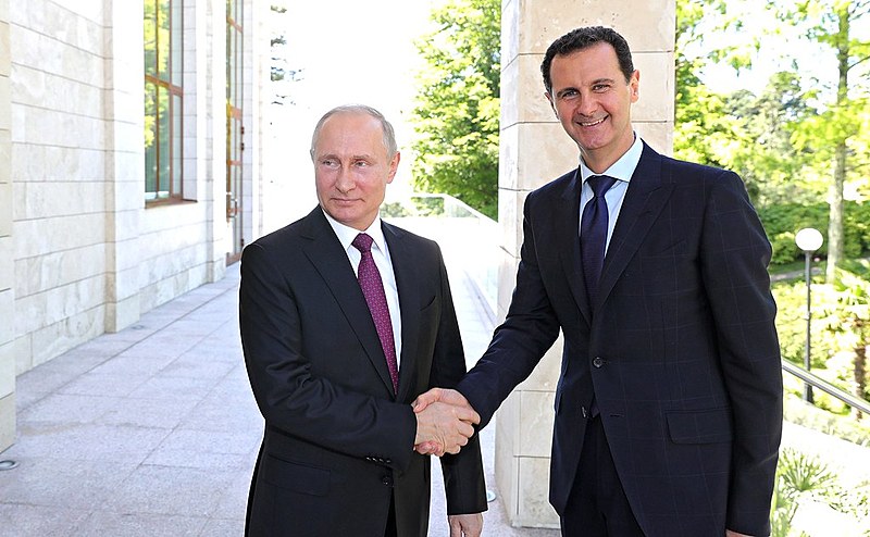 Vladimir Putin (esq.) apoia o presidente sírio Bashar al-Assad e exerce contraponto à hegemonia estadunidense na geopolítica internacional