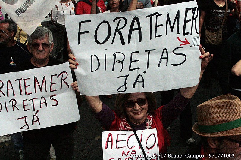 Em ato em Belo Horizonte (MG) neste domingo (21), manifestante pede "Diretas Já!"