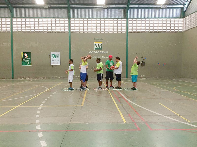 Profissionais da educação física e estagiários fazem o acompanhamento diário dos alunos