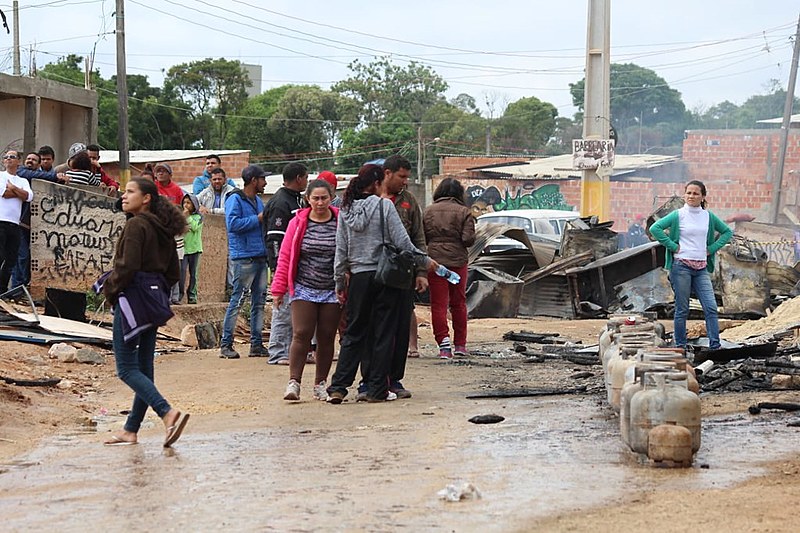 Moradores retornam na Ocupação após incêndio buscando sobras da tragédia que destruiu mais de 200 casas