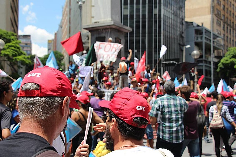Manifestantes se reúnem no centro de Belo Horizonte