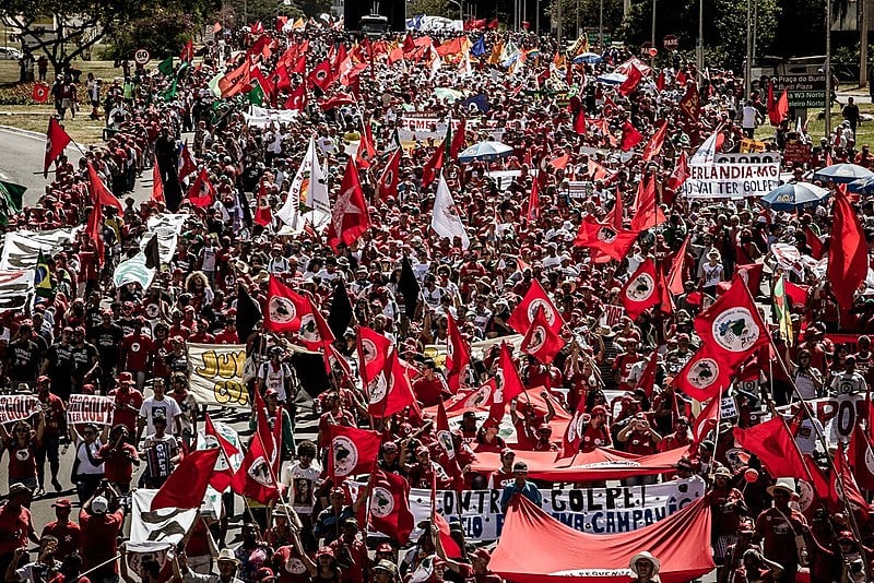 Manifestação contra o impeachment reuniu cerca de 100 mil pessoas em Brasília (DF) no último domingo (17), segundo organizadores