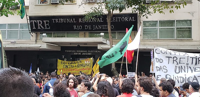 Entre as muitas palavras de ordem durante o protesto, a principal delas foi: "A verdade é dura, o TRE apoia a ditadura"