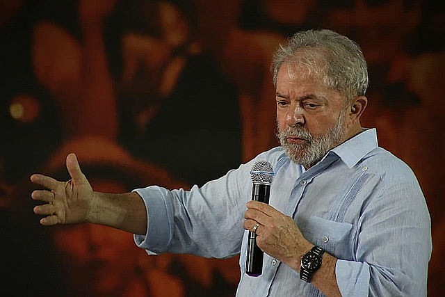 Lula recebe apoio internacional após se entregar na sede da Polícia Federal em Curitiba