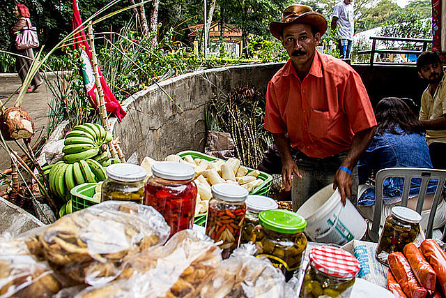Feirante expõe seus produtos na II Feira Nacional da Reforma Agrária, que ocorreu no último final de semana em São Paulo