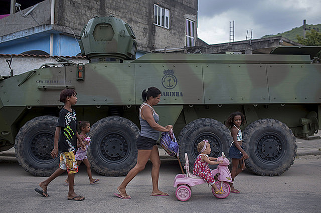 Medo e insegurança: presença do Exército mudou a rotina de várias comunidades do Rio de Janeiro