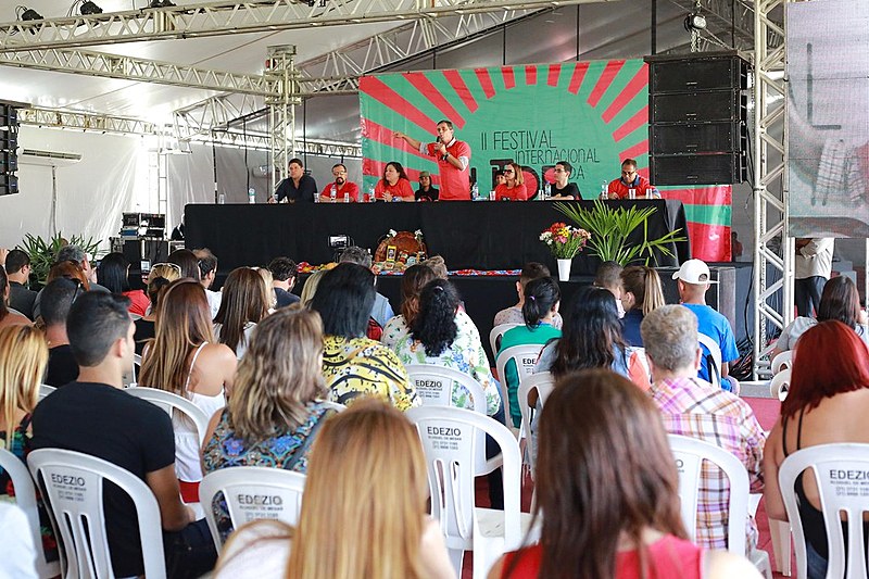 Prefeito de Maricá, Fabiano Horta, discursa em ato político durante a abertura do II Festival Internacional da Utopia, em Maricá (RJ)