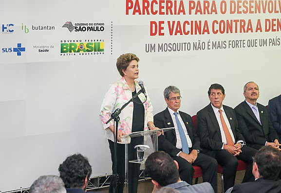 O contrato entre Ministério da Saúde e o Instituto Butantan foi assinado pela presidenta Dilma Rousseff em fevereiro deste ano