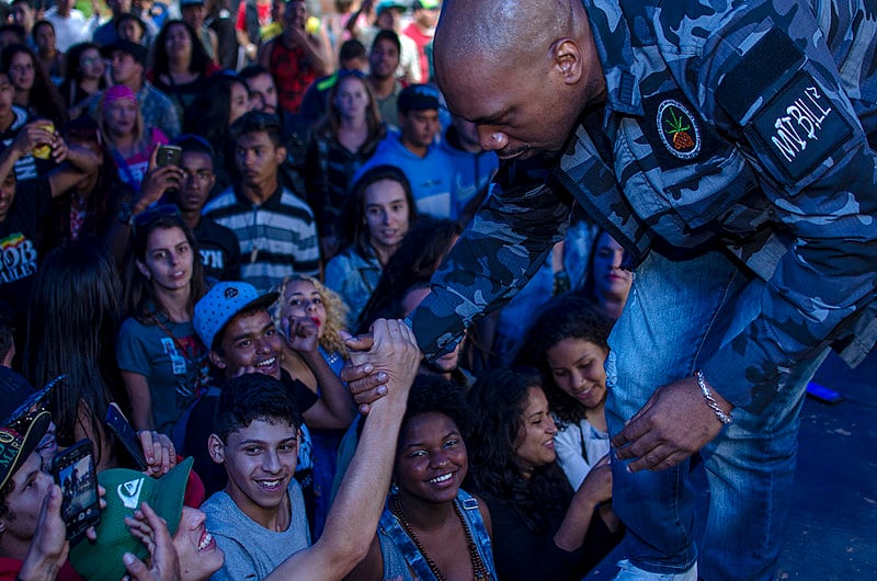 O público lotou o espaço interno e os arredores da tenda montada na ocupação, e entoou seu protesto ao som dos rappers MV Bill, Negra Gizza