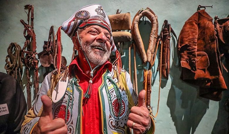 Visita a Museu dedicado a Luiz Gonzaga, durante Caravana. Analista defende que intenções de voto são fruto de comparação entre Lula e Temer