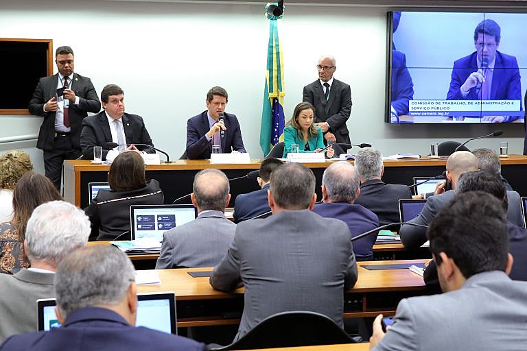 Pressionado pela oposição, Salles ficou duas horas e meia em sabatina na Câmara e saiu sem se despedir oficialmente, sob críticas
