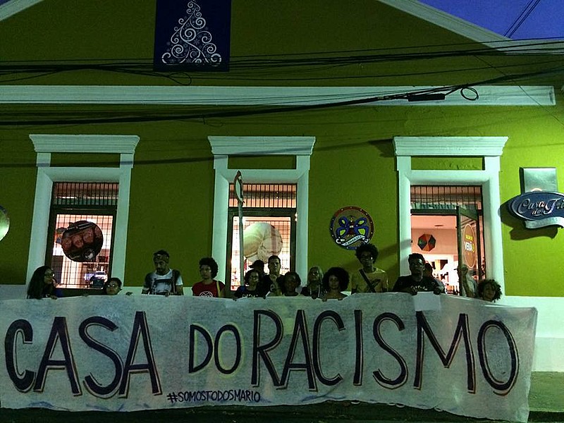 Movimentos e coletivos realizaram ato na frente do estabelecimento para repudiar o caso de racismo