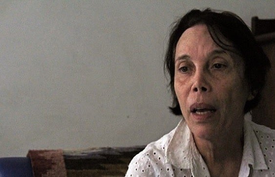 “Tive o desprazer de o conhecer nua, após três dias em pé, sem roupa, sem comida e sem água”, conta