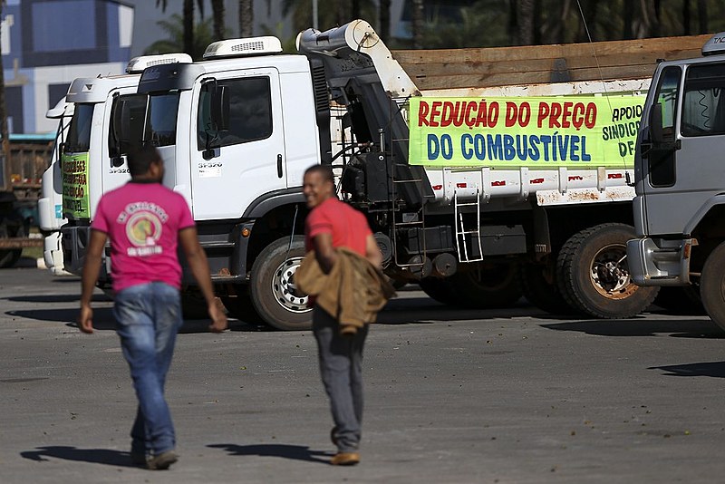 Caminhoneiros seguem paralizados