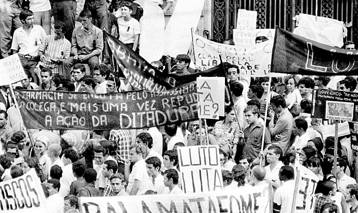 Estudantes protestam na Cinelândia pela morte de Edson Luís, momentos antes de saída de passeata