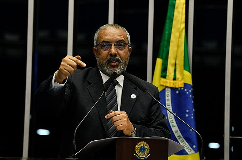 "Essa medida provisória deveria ser devolvida", defende Paulo Paim