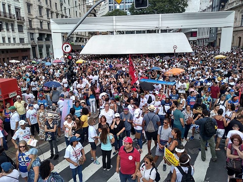 Em assembleia, servidores decidiram manter a paralisação