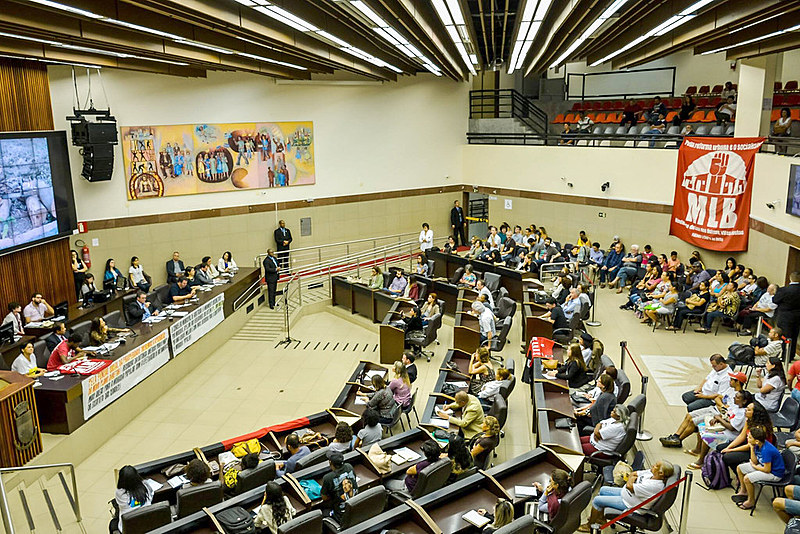 Com o novo subistitutivo, Plano não pôde ser votado e volta às comissões