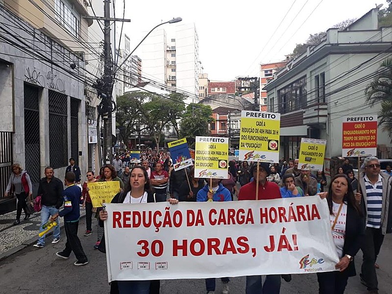 Em Petrópolis, grevistas ocupam as ruas da cidade para exigir melhores condições de trabalho