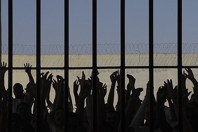 Segundo o Mecanismo de Combate à Tortura, entende-se tortura qualquer prática degradante em pessoas privadas de liberdade