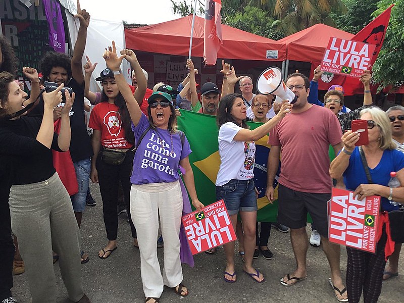 Membros da Vigília participam do ''bom dia presidente Lula''. Resistência em Curitiba (PR) chegou a 577 dias.