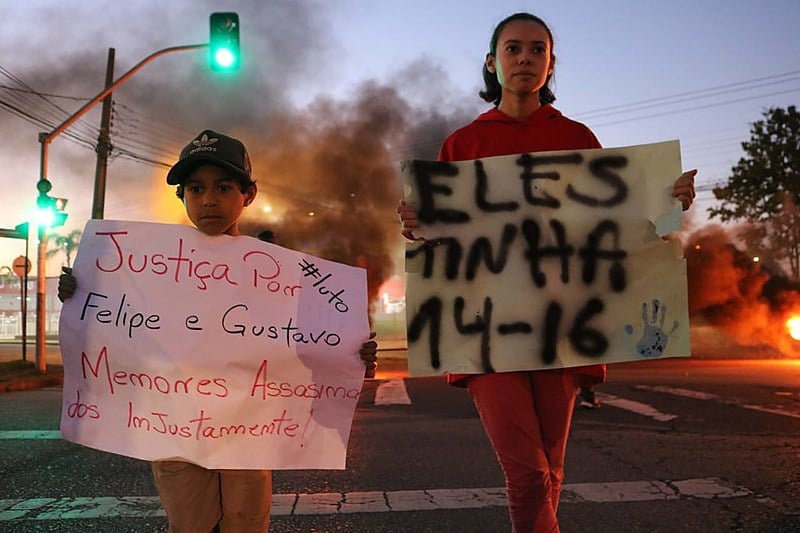 Este foi o segundo protesto de moradores do Parolin contra o assassinato dos jovens