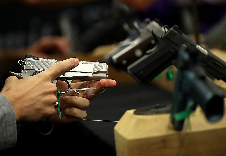 Estudos apontam relação entre armas compradas legalmente e seu desvio para atividades ilegais