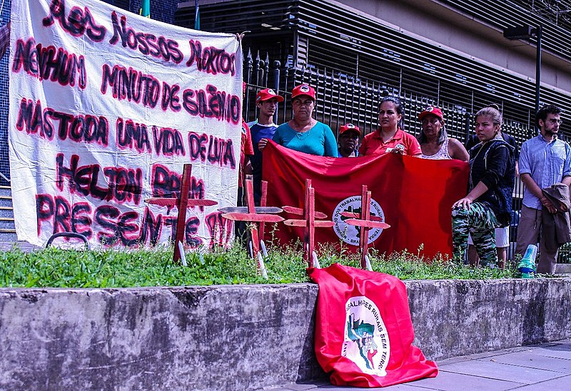 Manifestantes pedem que o Tribunal mantenha a decisão do júri popular